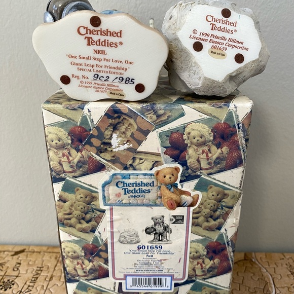 In box cherished teddies - Picture 2 of 2